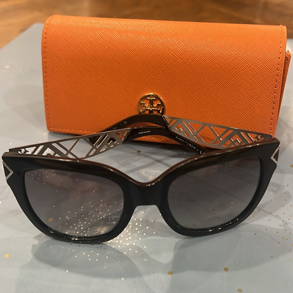Tory Burch Logo Sunglasses - Picture 2 of 6
